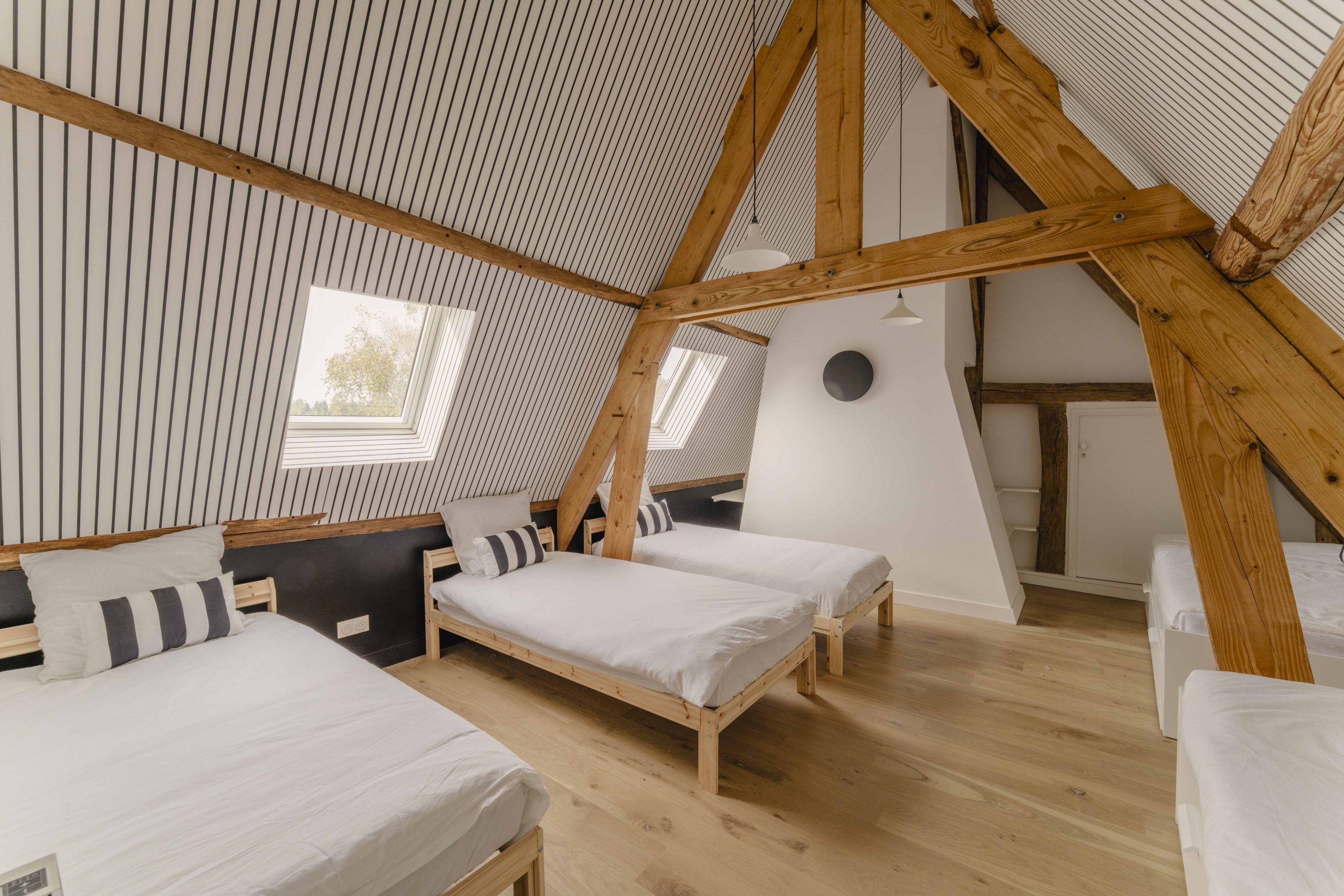 Dormitory with 5 single beds