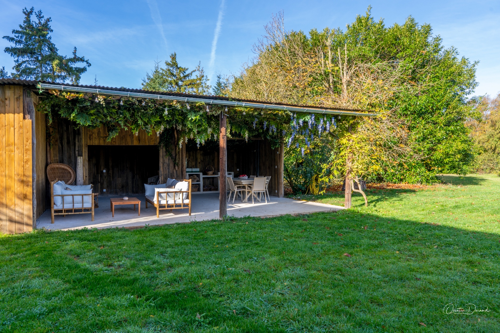Pergola seen from the front with garden furniture