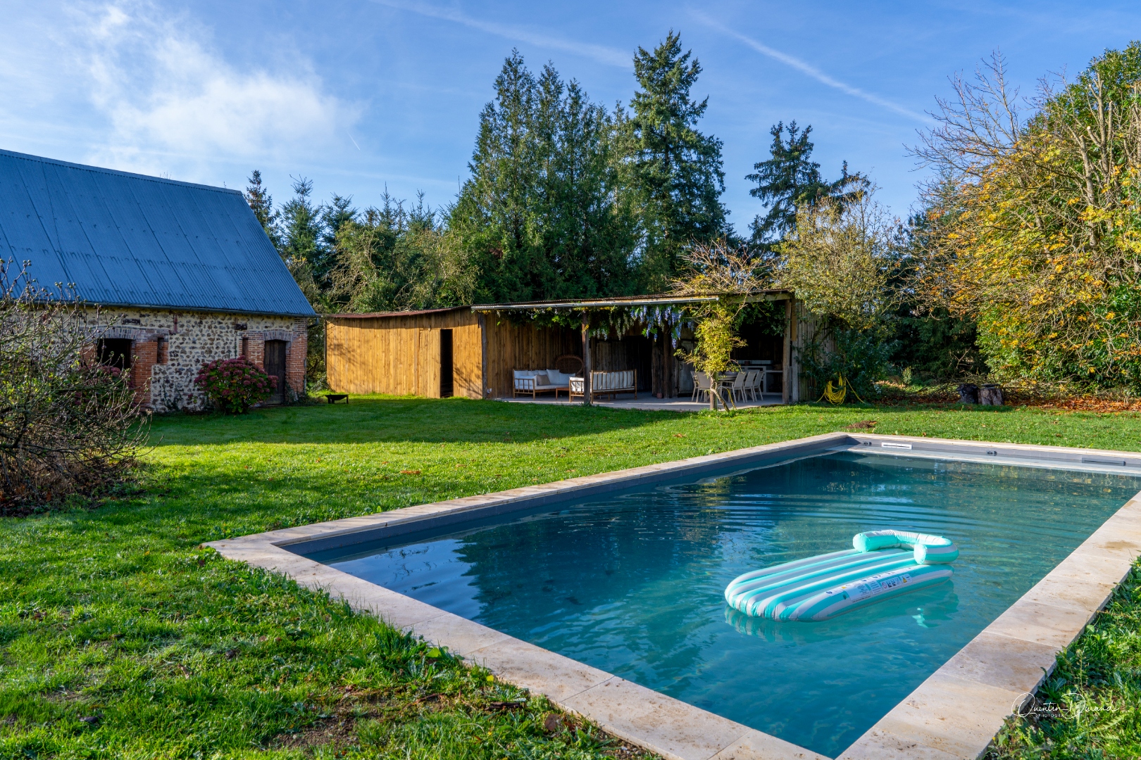 9 × 4 m pool with float, surrounded by greenery and pergola in the background