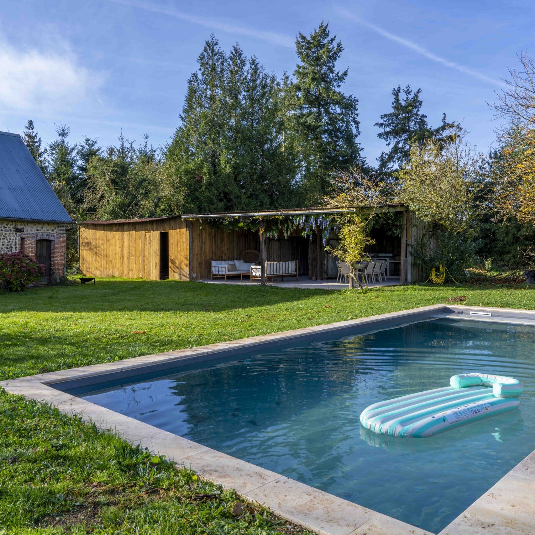 Fully equipped outdoor kitchen with plancha grill and dining area
