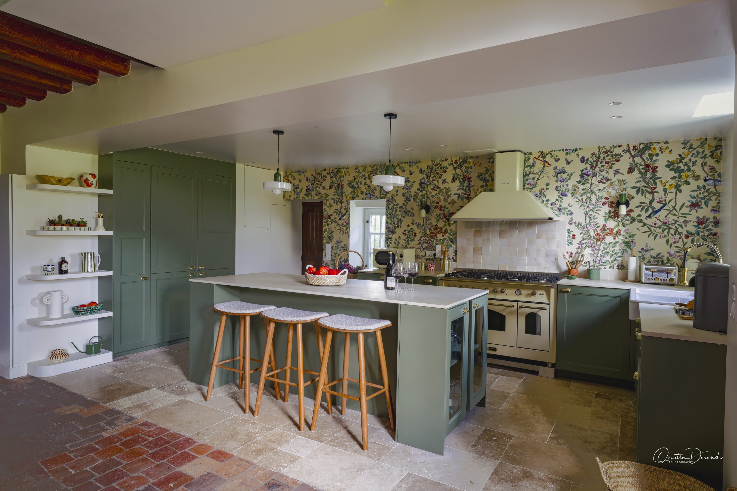 Fully equipped kitchen with range cooker